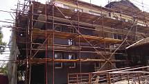 Bytový dům v Hošťálkové prochází rozsáhlými opravami, po kterých získá nové zateplení, okna, balkony i novou fasádu.