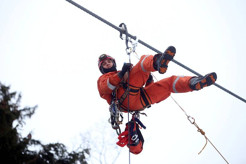 Hasičské cvičení záchrana lidí z lanovky v lyžařském středisku Kohútka. Na snímku hasič Petr Smilek ze Zlína.