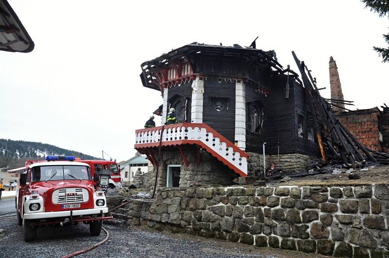 Hasiči dohašují rozsáhlý požár, který vážně poničil historickou budovy Libušína na Pustevnách postavenou podle architekta Dušana Jurkoviče; Pustevny, Prostřední Bečva, pondělí 3. března 2014.