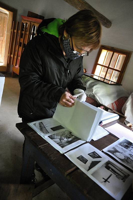 Kurátorka sbírky a garantka areálu Valašská dědina v rožnovském skanzenu Hana Cviklová kontroluje fotodokumentaci k připravované expozici v chalupě z Prlova ve Valašské dědině; 7. května 2020