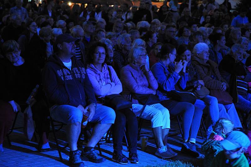 Návštěvníci festivalu Valašské záření ve Vsetíně sledují v pátek 6. září 2019 večer pořad vsetínských folklorních souborů věnovaný vzpomínce na Jarmilu Šulákovou.