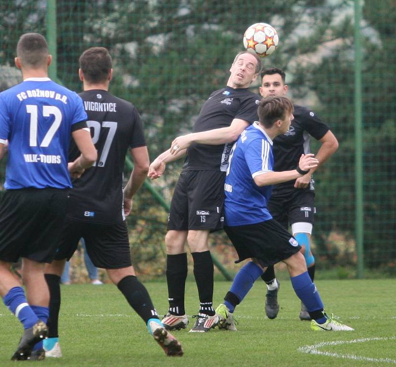 Fotbalisté Vigantic (v černém) se rozloučili s podzimní části I. A třídy skupiny A v derby s Rožnovem pod Radhoštěm přesvědčivou výhrou 5:0. Lví podíl na ni měli největší hvězdy Vigantic Milan Baroš a René Bolf, kteří dali po jedné brance, domácí útočník 