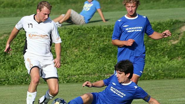 Fotbalisté ze Zašové (světlé dresy) v neděli narazili na Jablůnku, která přijela s hodně defenzivní taktikou. Ujala se dokonce vedení 0:1, ale domácí měli hodně problém zápas otočit. Nakonec se jim to podařilo v samotném závěru.