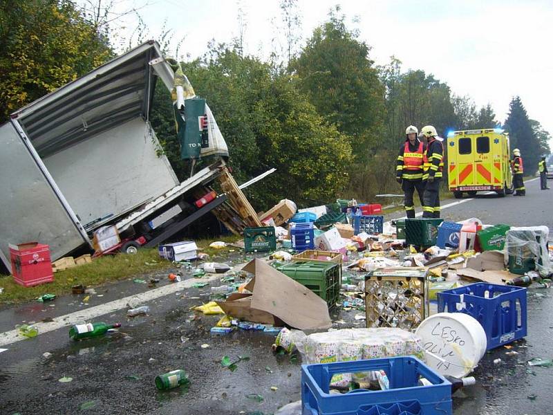Nehoda nákladního auta u obce Liptál.