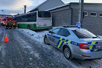 Záchranáři zasahují u dopravní nehody osobního vozu a autobusu v Novém Hrozenkově; sobota 29. ledna 2022