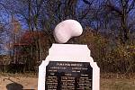 V osadě Pulčín ve Francově Lhotě dokončili nový pomník obětem světových válek. (na snímku nová podoba pomníku)