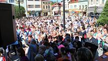 Celkem 2 101 zpěváků a zpěvaček se ve čtvrtek 1. června dopoledne na Masarykově náměstí zapojilo do zpěvu písně Rožnovské hodiny.