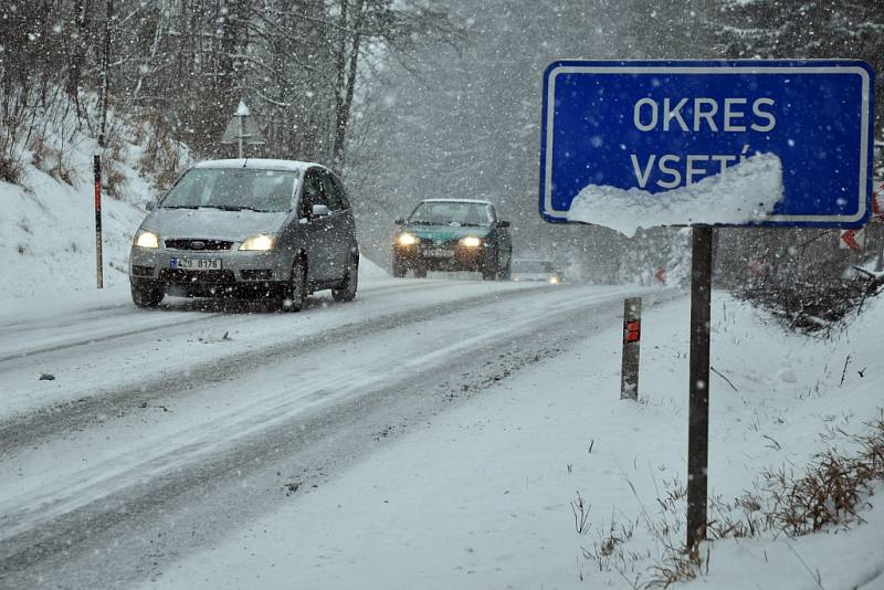 Silnice na Syrákov při pondělním (5. ledna 2015) sněžení.