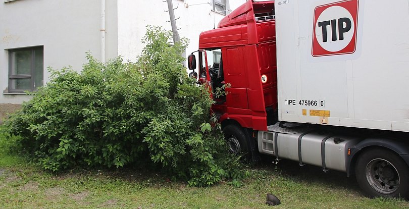 Řidič kamionu nezvládl ve Valašském Meziříčí řízení a narazil do sloupu osvětlení, následně nadýchal 3,94 promile.