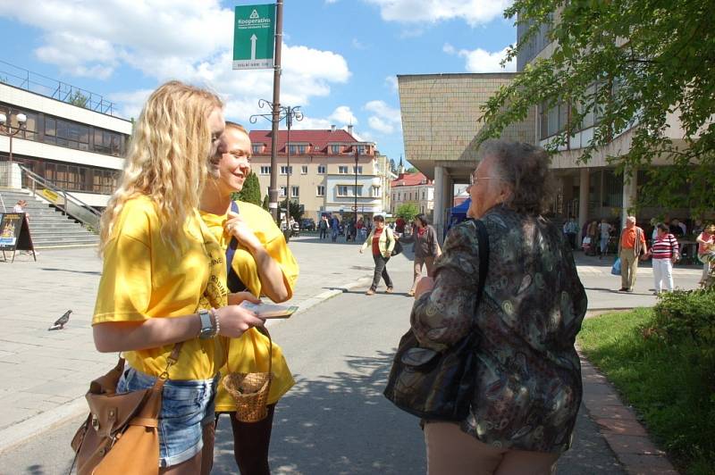 Českého dne proti rakovině se ve středu jako dobrovolnice zúčastnily Vendula Molková (vpravo) a Karolína Michoňková ze vsetínského Masarykova gymnázia.