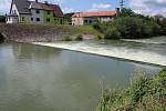 Hovězský splav na 28 km řeky Bečvy 23. června 2020 v 11.30. Zhruba 19 hodin předtím tu utonuli dva vodáci, které vtáhl proud pod splav.