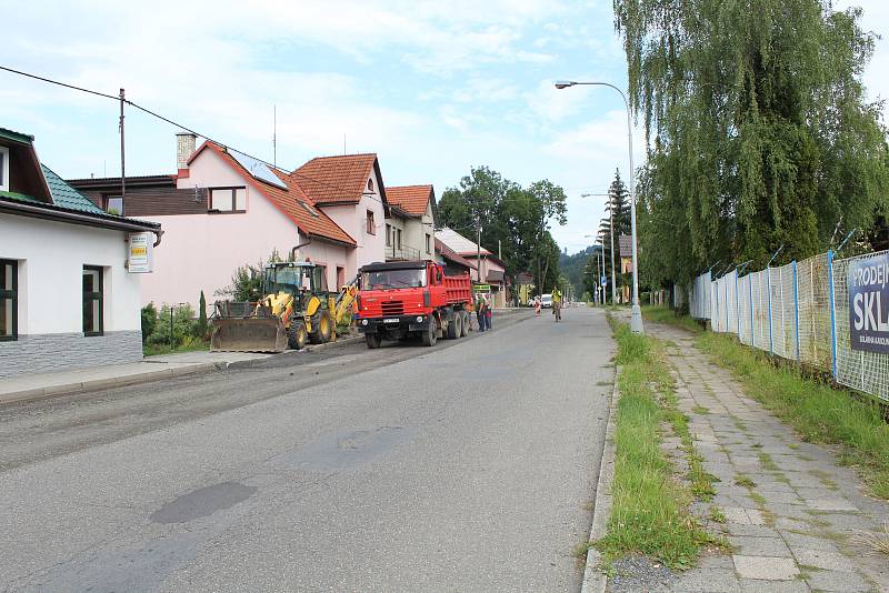 Opravy cesty v Karolince v délce 1,1 kilometru potrvají do 20. listopadu letošního roku.