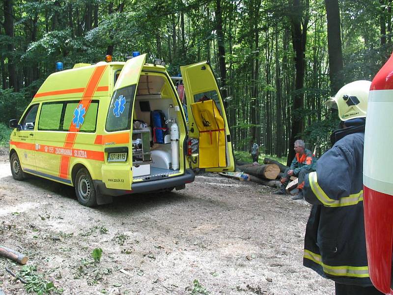 Vozidlo havarovalo mimo vozovku a přes svodidla do hlubokého příkopu