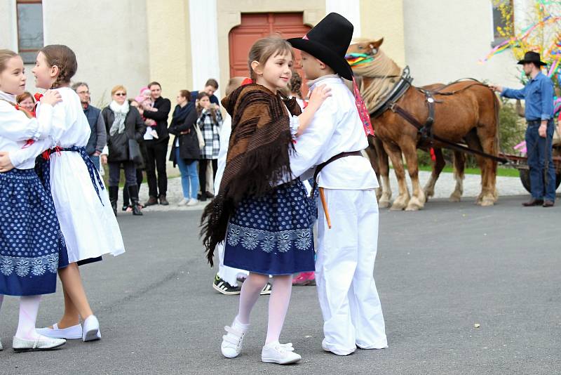 V Ratiboři lidé přivítali jaro. V pestrém programu hráli hlavní roli členové souboru Kosiska. Malí i velcí předvedli své pěvecké a taneční umění. Poté se v průvodu včele s Mařenou vydali k obecnímu úřadu, kde se všichni definitivně rozloučili se zimou a v