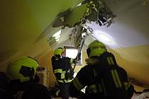Po zásahu blesku začala v pondělí 13. června 2022 hořet střecha rodinného domu v Rožnově pod Radhoštěm. Na místo vyjelo pět hasičských jednotek.