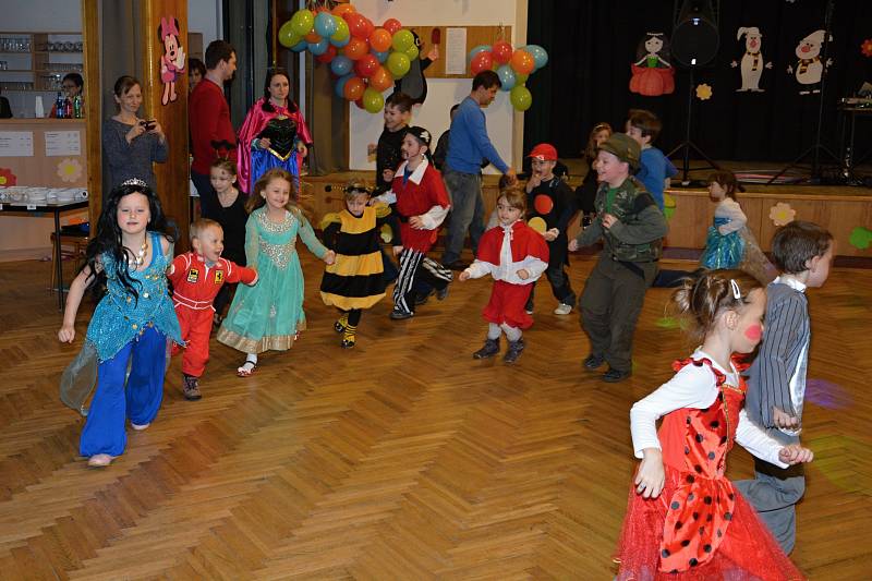 Tradiční dětský karneval pořádala Základní a mateřská škola ve Študlově.