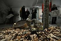 Výstava Na pytlácké stezce na Zámku Vsetín přibližuje období pytláctví v 19. století a první polovině 20. století, kdy bylo na Valašsku nejrozšířenější. K vidění jsou například unikátní historické zbraně. Výstava trvá do 20. února.