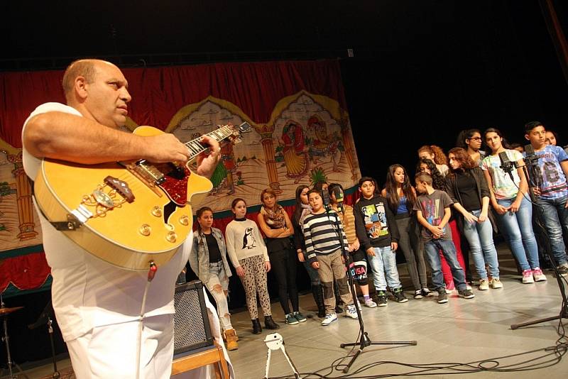 Zkouška na koncert Idy Kelarové, České filharmonie a sboru Čhavorenge v Domě kultury ve Vsetíně.