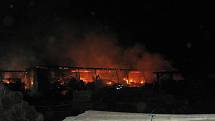 Pilu v Karlovicích zničil požár, škoda přesáhla 10 milionů