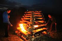 V Kladerubech v roce 2020 obnovili tradici zapalování svatojánské vatry.