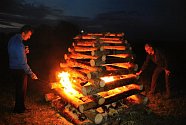 V Kladerubech v roce 2020 obnovili tradici zapalování svatojánské vatry.