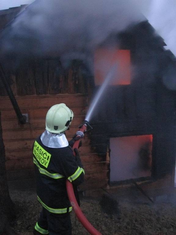 Požár chaty u obce Nový Hrozenkov.