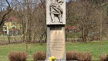 Velké Karlovice - pomník obětem války.