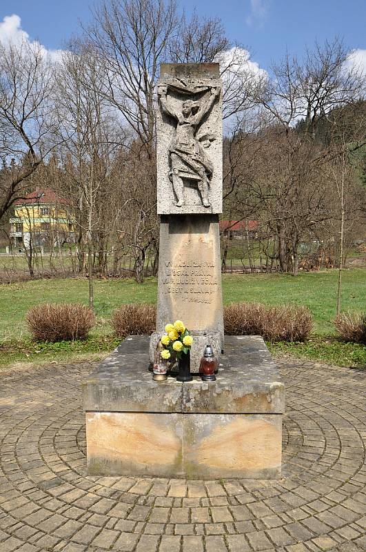 Velké Karlovice - pomník obětem války.