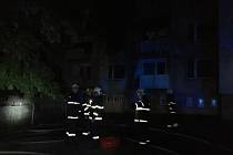 Hasiči zasahují v pátek 16. srpna 2019 večer u požáru v panelovém domě v sídlišti Luh ve Vsetíně.