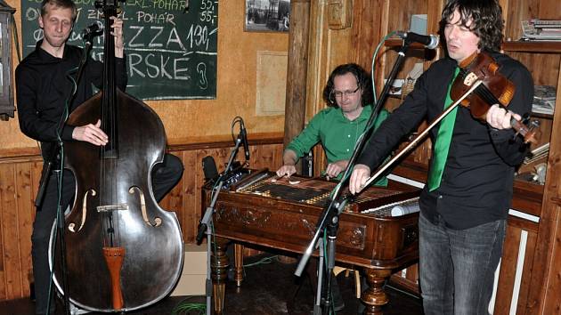 Postfolklorní brněnské cimbálové trio Ponk vystupuje v pátek 22. května 2015 večer ve Schlattauerově kavárně ve Valašském Meziříčí. Koncert je součástí programu XI. mezinárodního festivalu cimbálu.