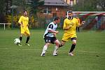 Fotbalisté Podlesí B (žluté dresy) doma prohráli s Horní Bečvou 2:4. 