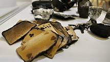Ohněm poničené předměty nalezené v požárem zničené chatě Libušín na Pustevnách; Valašské muzeum v přírodě v Rožnově, Sušák, 1. patro, srpen 2020