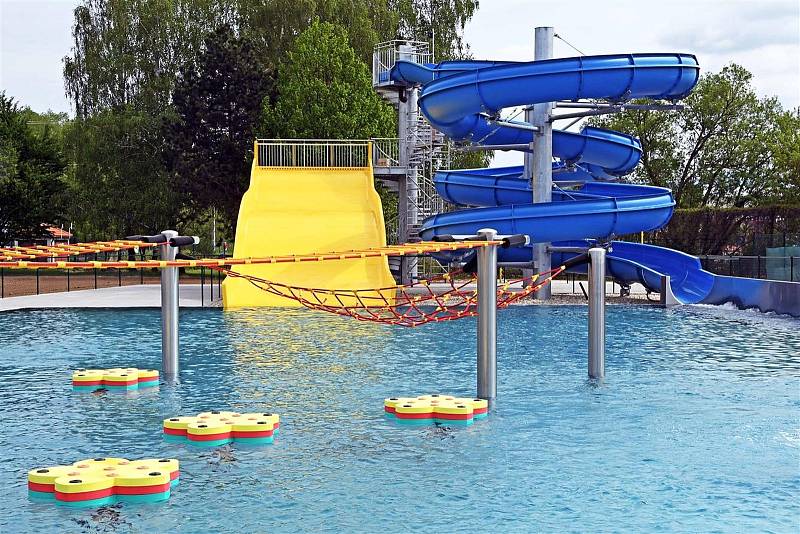 Koupaliště ve Valašském Meziříčí nabídne v nadcházející letní sezoně 2022 novinku: rekreační bazén se skluzavkou a tobogánem vybudovaný za 60 milionů korun.