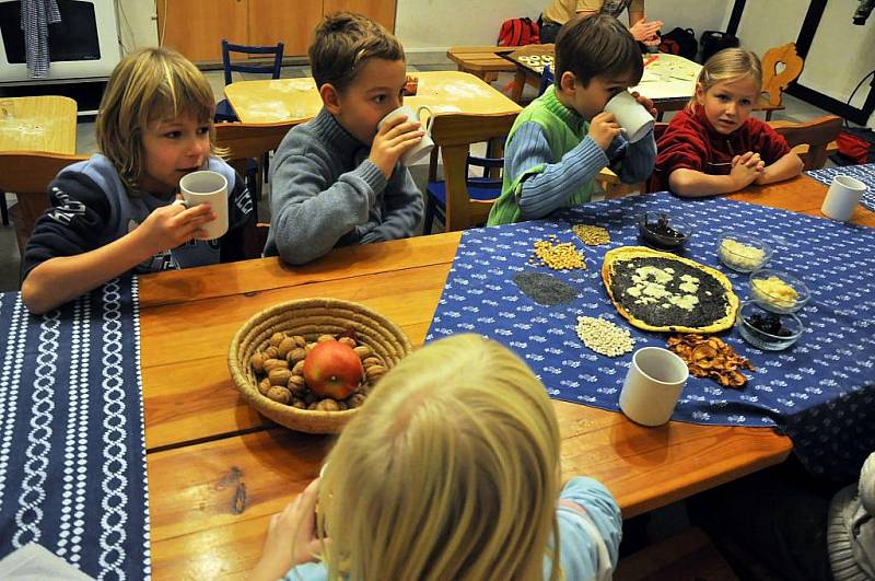 Pracovníci Střediska volného času Alcedo ve Vsetíně uspořádali pro děti vánoční dílny na vsetínském zámku. Akce se konala od 12. do 14. prosince