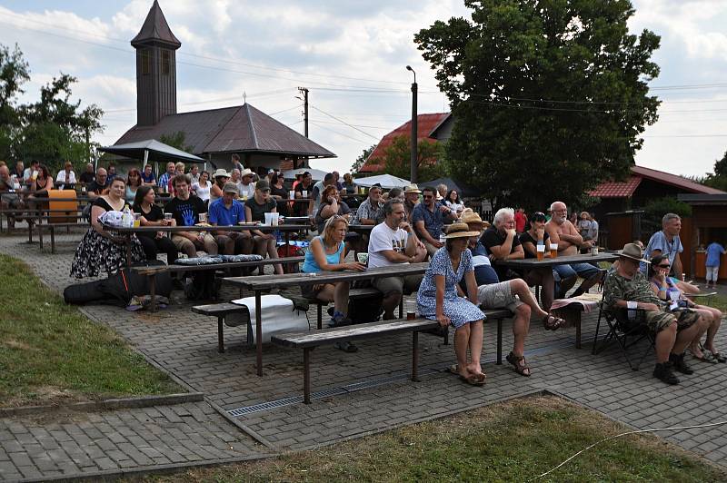 Diváci sledují vystoupení účinkujících muzikantů v sobotu 24. července 2021 na 26. ročníku festivalu Amfolkfest v Pulčíně u Francovy Lhoty.