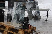 Tvorba ledových soch na Pustevnách v sobotu 10. ledna.