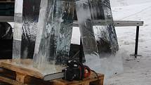 Tvorba ledových soch na Pustevnách v sobotu 10. ledna.