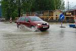 Valašské Meziříčí, místní část Krhová. Silnice je tam pod vodou, ale auta ještě projedou.