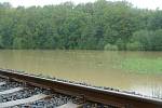 Rožnovská Bečva za chvíli zatopí železniční trať.