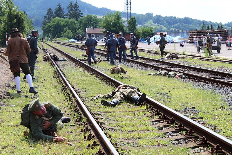 Na nádraží ve Valašských Kloboukách připomněli členové klubů vojenské historie stovkám diváků dobu 1. světové války.