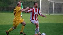 Fotbalisté Valašského Meziříčí (pruhované dresy) v pátém kole poprvé v sezoně vyhráli, porazili Velké Karlovice 2:1. 