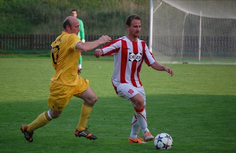 Fotbalisté Valašského Meziříčí (pruhované dresy) v pátém kole poprvé v sezoně vyhráli, porazili Velké Karlovice 2:1. 