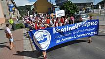 Průvod účastníků IX. ročníku Mezinárodního folklorního festivalu Vsetínský krpce centrem města Vsetín.