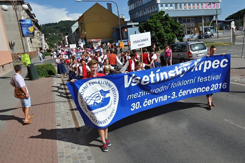 Průvod účastníků IX. ročníku Mezinárodního folklorního festivalu Vsetínský krpce centrem města Vsetín.