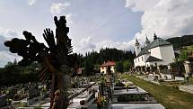 Horní Bečva - hřbitov a kostel svatého Jana a Pavla.