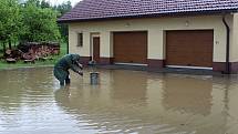 Velká voda potrápila hasiče 22. května 2019 v Huslenkách. Pod vodou byla část silnice, voda zatopila sklepy obecního úřadu.