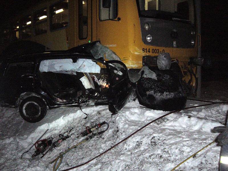 Tragicky skončila ve středu 1. prosince v noci jízda čtyř mladíků. S autem vjeli na železniční přejezd ve chvíli, kdy tudy projížděl i vlak. Rozjetá souprava táhla vrak ještě asi sto metrů.