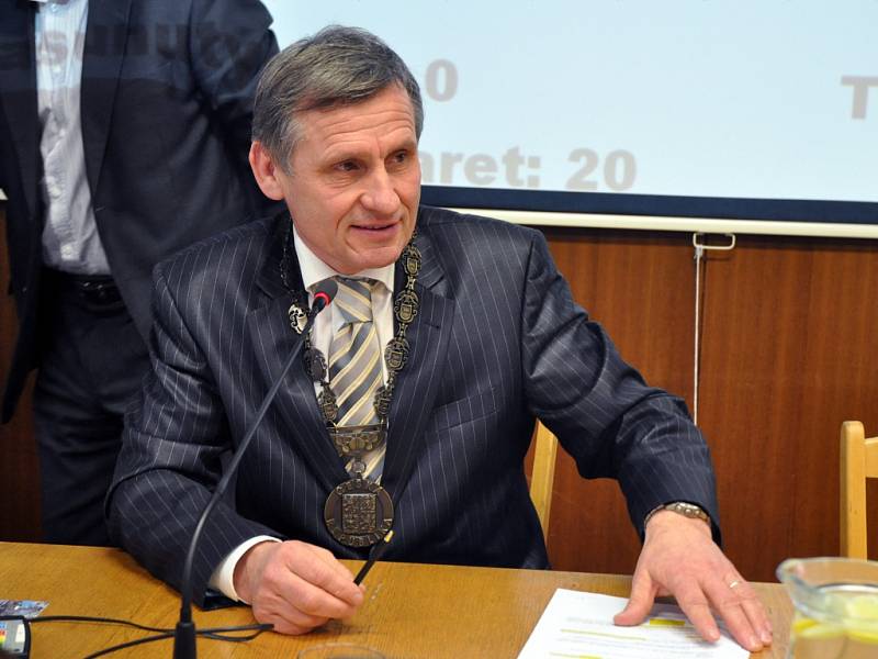 Nově zvolený starosta města Vsetín Jiří Čunek (KDU-ČSL) na třetím ustavujícím zastupitelstvu; Vsetín, zasedací sál MěÚ, pondělí 8. prosince 2014.
