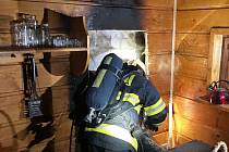 Profesionální i dobrovolní hasiči vyjížděli v úterý 31. října 2023 k požáru v klubovně ve Velkých Karlovicích.