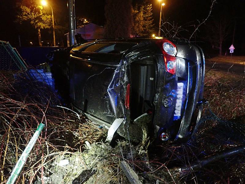 Při noční jízdě Vsetínem řidič zvalchoval plot, dvě brány a hlavní uzávěr plynu.